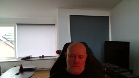 thomash32 online show from December 2025 01:49:01 PM