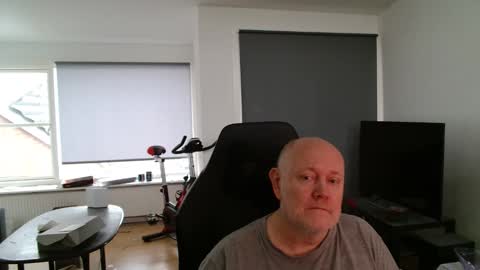 thomash32 online show from January 2026 02:00:01 PM