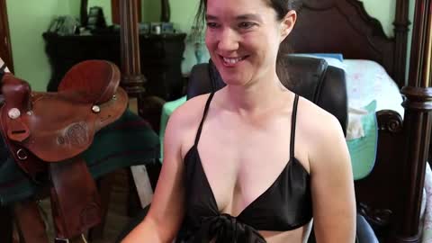 Snapshot of thornbury_rose chatting on May 2026 05:32:01 PM ThornburyRose online show from May 2026 05:32:01 PM