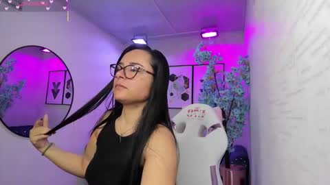 Snapshot of tiara_r chatting on February 2026 03:21:01 AM Tiara online show from February 2026 03:21:01 AM