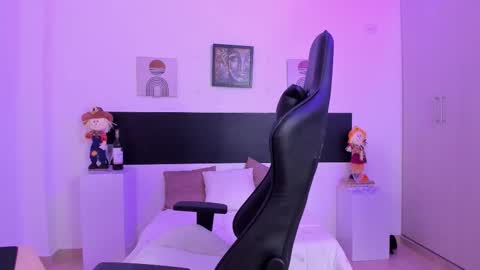 Snapshot of tiiny_peach chatting on November 2025 12:06:01 PM Tiny online show from November 2025 12:06:01 PM