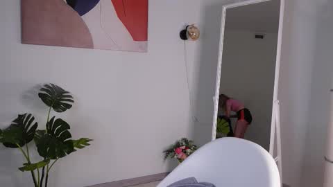 tinasiner online show from November 2025 03:33:01 PM