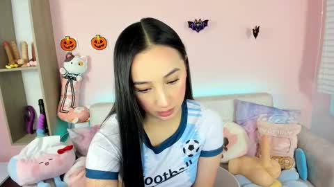 tiny_cora online show from October 2025 04:15:02 PM