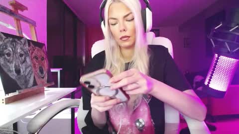 Snapshot of tinykylie chatting on October 2025 10:52:01 PM stage Kylie Sinner brand CLITBAIT online show from October 2025 10:52:01 PM