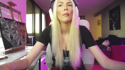 Snapshot of tinykylie chatting on October 2025 09:33:01 PM stage Kylie Sinner brand CLITBAIT online show from October 2025 09:33:01 PM