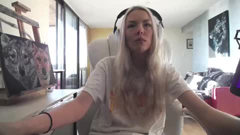 Snapshot of tinykylie chatting on October 2025 07:51:01 PM stage Kylie Sinner brand CLITBAIT online show from October 2025 07:51:01 PM