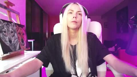 Snapshot of tinykylie chatting on October 2025 07:32:01 AM stage Kylie Sinner brand CLITBAIT online show from October 2025 07:32:01 AM