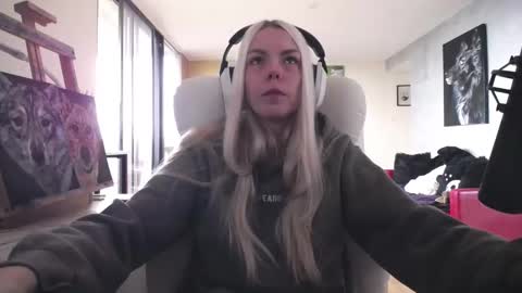 Snapshot of tinykylie chatting on October 2025 07:36:02 PM stage Kylie Sinner brand CLITBAIT online show from October 2025 07:36:02 PM