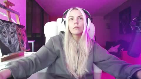 Snapshot of tinykylie chatting on October 2025 08:37:01 AM stage Kylie Sinner brand CLITBAIT online show from October 2025 08:37:01 AM