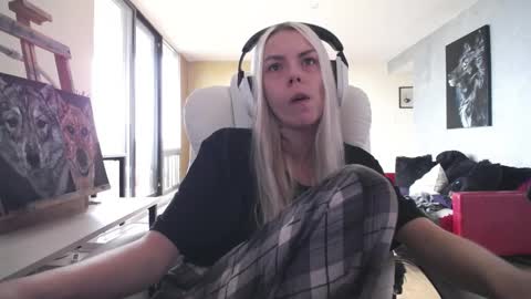 Snapshot of tinykylie chatting on November 2025 12:29:02 PM stage Kylie Sinner brand CLITBAIT online show from November 2025 12:29:02 PM