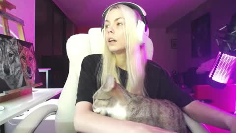 Snapshot of tinykylie chatting on November 2025 08:39:02 AM stage Kylie Sinner brand CLITBAIT online show from November 2025 08:39:02 AM