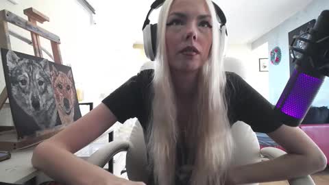 Snapshot of tinykylie chatting on November 2025 01:42:02 PM stage Kylie Sinner brand CLITBAIT online show from November 2025 01:42:02 PM