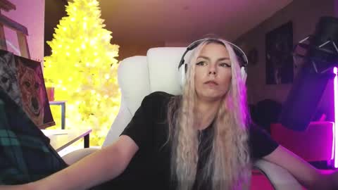 Snapshot of tinykylie chatting on November 2025 10:25:02 AM stage Kylie Sinner brand CLITBAIT online show from November 2025 10:25:02 AM