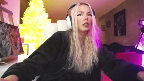 Snapshot of tinykylie chatting on November 2025 10:30:01 PM stage Kylie Sinner brand CLITBAIT online show from November 2025 10:30:01 PM