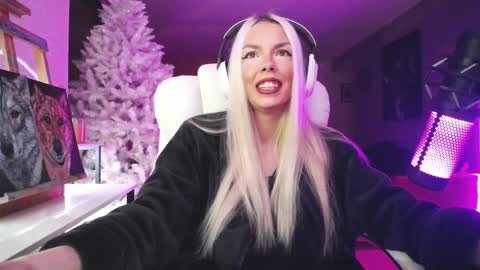 Snapshot of tinykylie chatting on November 2025 10:07:02 PM stage Kylie Sinner brand CLITBAIT online show from November 2025 10:07:02 PM