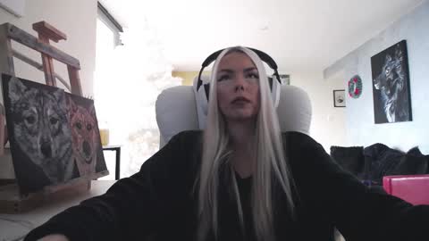 Snapshot of tinykylie chatting on November 2025 01:18:02 PM stage Kylie Sinner brand CLITBAIT online show from November 2025 01:18:02 PM