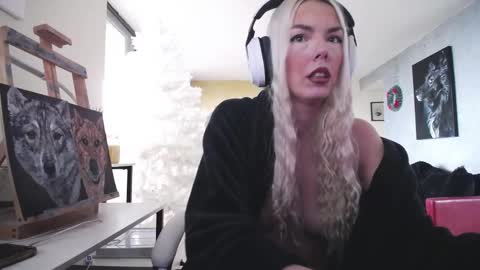 Snapshot of tinykylie chatting on November 2025 12:22:01 PM stage Kylie Sinner brand CLITBAIT online show from November 2025 12:22:01 PM