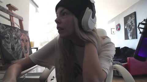 Snapshot of tinykylie chatting on November 2025 04:07:01 PM stage Kylie Sinner brand CLITBAIT online show from November 2025 04:07:01 PM