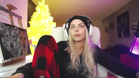 Snapshot of tinykylie chatting on November 2025 04:12:01 AM stage Kylie Sinner brand CLITBAIT online show from November 2025 04:12:01 AM