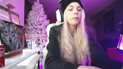 Snapshot of tinykylie chatting on November 2025 09:47:01 PM stage Kylie Sinner brand CLITBAIT online show from November 2025 09:47:01 PM