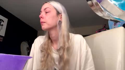 Snapshot of tinykylie chatting on November 2025 09:58:02 PM stage Kylie Sinner brand CLITBAIT online show from November 2025 09:58:02 PM