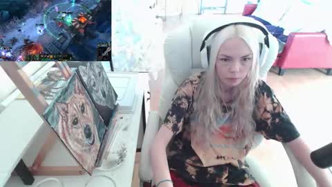 Snapshot of tinykylie chatting on November 2025 12:05:01 PM stage Kylie Sinner brand CLITBAIT online show from November 2025 12:05:01 PM