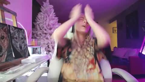 Snapshot of tinykylie chatting on November 2025 12:11:02 AM stage Kylie Sinner brand CLITBAIT online show from November 2025 12:11:02 AM