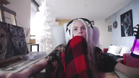 Snapshot of tinykylie chatting on November 2025 12:17:01 PM stage Kylie Sinner brand CLITBAIT online show from November 2025 12:17:01 PM