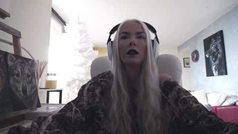 Snapshot of tinykylie chatting on November 2025 02:53:02 PM stage Kylie Sinner brand CLITBAIT online show from November 2025 02:53:02 PM