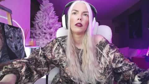 Snapshot of tinykylie chatting on November 2025 02:58:01 AM stage Kylie Sinner brand CLITBAIT online show from November 2025 02:58:01 AM