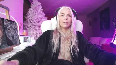 Snapshot of tinykylie chatting on November 2025 10:57:02 PM stage Kylie Sinner brand CLITBAIT online show from November 2025 10:57:02 PM