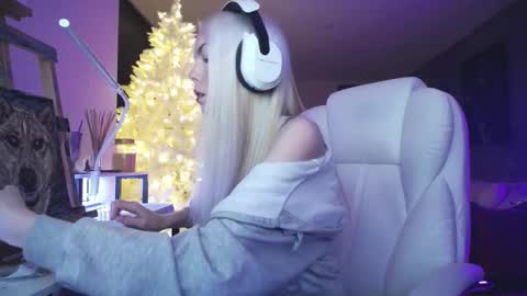 Snapshot of tinykylie chatting on December 2025 02:49:01 AM stage Kylie Sinner brand CLITBAIT online show from December 2025 02:49:01 AM