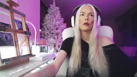 Snapshot of tinykylie chatting on December 2025 07:36:01 AM stage Kylie Sinner brand CLITBAIT online show from December 2025 07:36:01 AM