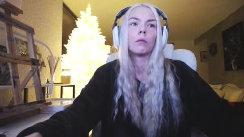 Snapshot of tinykylie chatting on December 2025 05:37:02 AM stage Kylie Sinner brand CLITBAIT online show from December 2025 05:37:02 AM