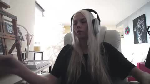 Snapshot of tinykylie chatting on December 2025 05:44:02 PM stage Kylie Sinner brand CLITBAIT online show from December 2025 05:44:02 PM