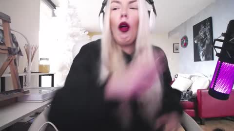 Snapshot of tinykylie chatting on December 2025 12:36:01 PM stage Kylie Sinner brand CLITBAIT online show from December 2025 12:36:01 PM