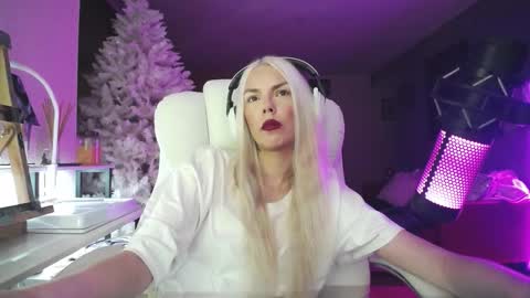 Snapshot of tinykylie chatting on December 2025 12:52:02 AM stage Kylie Sinner brand CLITBAIT online show from December 2025 12:52:02 AM