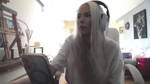 Snapshot of tinykylie chatting on December 2025 05:53:02 PM stage Kylie Sinner brand CLITBAIT online show from December 2025 05:53:02 PM