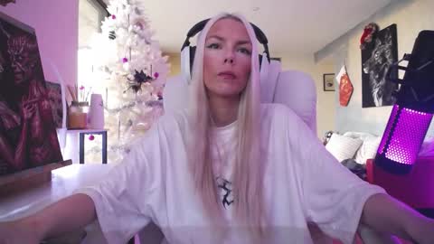 Snapshot of tinykylie chatting on December 2025 07:53:02 PM stage Kylie Sinner brand CLITBAIT online show from December 2025 07:53:02 PM