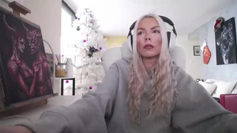 Snapshot of tinykylie chatting on December 2025 06:01:02 PM stage Kylie Sinner brand CLITBAIT online show from December 2025 06:01:02 PM