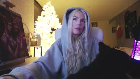 Snapshot of tinykylie chatting on December 2025 06:06:01 AM stage Kylie Sinner brand CLITBAIT online show from December 2025 06:06:01 AM