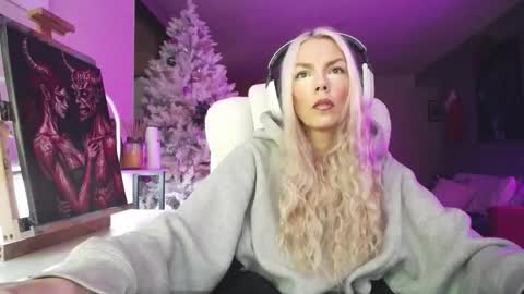 Snapshot of tinykylie chatting on December 2025 09:08:02 PM stage Kylie Sinner brand CLITBAIT online show from December 2025 09:08:02 PM