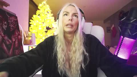 Snapshot of tinykylie chatting on December 2025 09:14:02 AM stage Kylie Sinner brand CLITBAIT online show from December 2025 09:14:02 AM