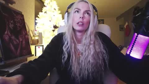 Snapshot of tinykylie chatting on December 2025 09:20:01 PM stage Kylie Sinner brand CLITBAIT online show from December 2025 09:20:01 PM