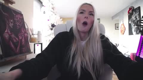 Snapshot of tinykylie chatting on December 2025 08:26:02 PM stage Kylie Sinner brand CLITBAIT online show from December 2025 08:26:02 PM