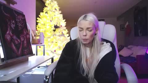 Snapshot of tinykylie chatting on December 2025 08:31:02 AM stage Kylie Sinner brand CLITBAIT online show from December 2025 08:31:02 AM