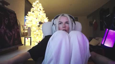 Snapshot of tinykylie chatting on December 2025 08:49:02 PM stage Kylie Sinner brand CLITBAIT online show from December 2025 08:49:02 PM