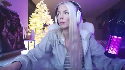 Snapshot of tinykylie chatting on December 2025 09:44:02 PM stage Kylie Sinner brand CLITBAIT online show from December 2025 09:44:02 PM