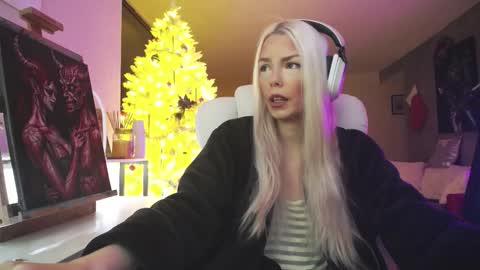 Snapshot of tinykylie chatting on December 2025 10:17:02 PM stage Kylie Sinner brand CLITBAIT online show from December 2025 10:17:02 PM