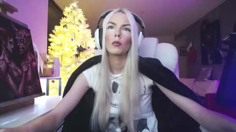 Snapshot of tinykylie chatting on December 2025 10:23:02 AM stage Kylie Sinner brand CLITBAIT online show from December 2025 10:23:02 AM